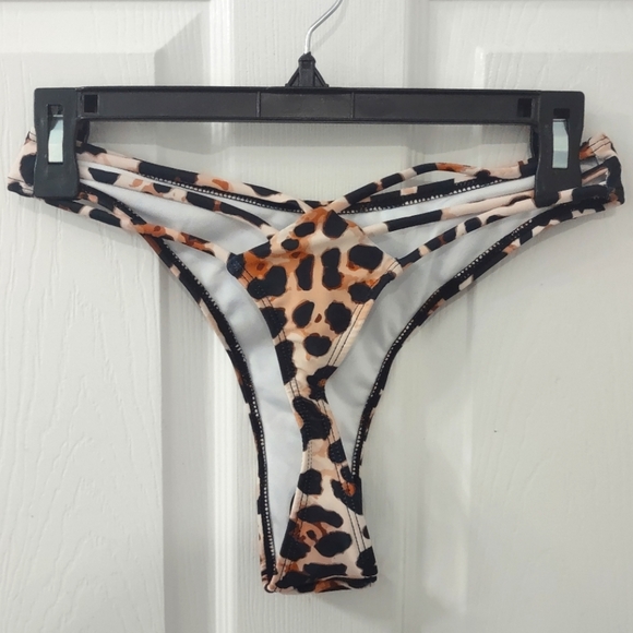 NWT 2 Piece Bikini Set Leopard Print Scoop Neck Criss Cross Thong Bathing Suit M - Picture 13 of 16